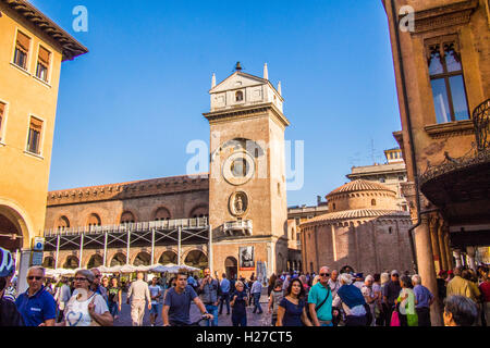 Piazza Delle Erbe mit dem Uhrturm & "Rotonda di San Lorenzo" (rechts), eine alte Kirche. Mantua (Mantova), Lombardei, Italien. Stockfoto