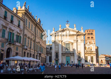 Piazza Sordello mit dem Dom San Pietro (San Pietro), Mantua (Mantova), Lombardei, Italien. Stockfoto