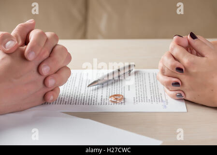 Frau und Mann Unterzeichnung Scheidung Dokumente oder vorehelichen Vertrags Stockfoto