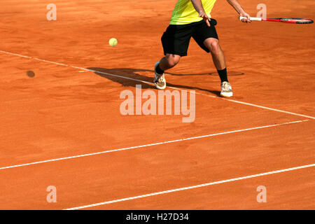 Tennisspieler in Aktion auf dem Platz an einem sonnigen Tag Stockfoto