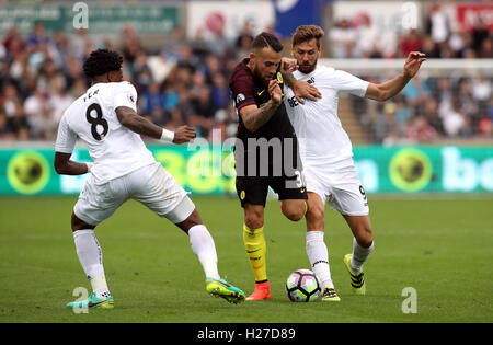 Manchester Citys Nicolas Otamendi Kämpfe um den Ball mit Swansea City Leroy Fer (links) und Fernando Llorente (rechts) während der Premier League match bei The Liberty Stadium, Swansea. Stockfoto