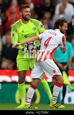 Schüren Sie Stadt Joe Allen (rechts) und West Bromwich Albion Torhüter Ben Foster während des Premier-League-Spiels auf der Bet365-Stadion, Stoke-on-Trent. Stockfoto
