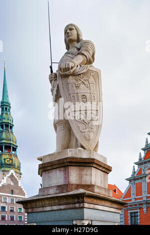 Der Roland-Statue befindet sich im Zentrum der Altstadt von Riga, Lettland. Diese Statue symbolisiert Freiheit der Stadt. Sie haben oft auf den Marktplätzen oder vor dem Rathaus platziert. Stockfoto