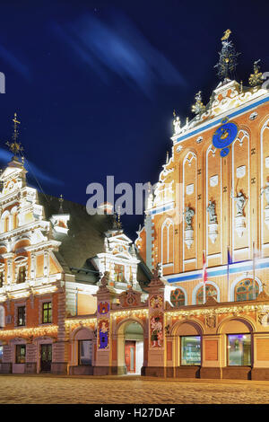 Nacht Blick auf eines der berühmtesten und historisch bedeutsame Gebäude, genannt das Schwarzhäupterhaus befindet sich in Riga, Lettland. Es wurde ursprünglich im 14. Jahrhundert gebaut. Stockfoto