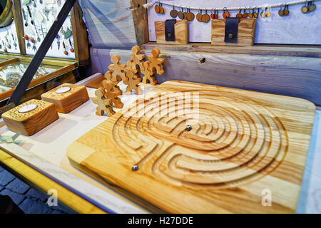 Riga, Lettland - 25. Dezember 2015: Handgemachte hölzerne Brettspiel abgebildet auf dem Weihnachtsmarkt in Riga, Lettland. Auf dem Markt finden die Menschen verschiedene Souvenirs. Selektiven Fokus Stockfoto