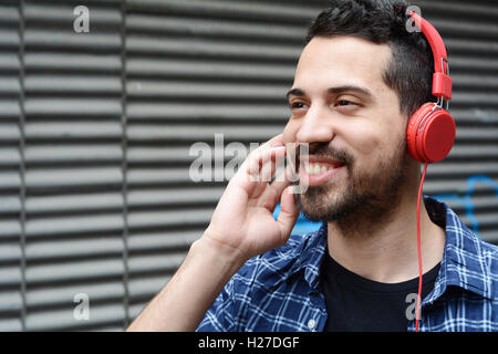 Porträt des jungen Latin Mann mit roten Kopfhörer Stockfoto