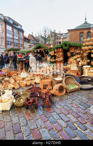 Riga, Lettland - 25. Dezember 2015: Straße mit vielen Weidenkörbe angezeigt zum Verkauf an einem der Stände während des Weihnachtsmarktes in Riga, Lettland. Stockfoto