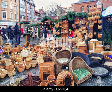 Riga, Lettland - 25. Dezember 2015: Einem der Stände mit verschiedenen Strohkörbe und anderen Produkten auf dem Weihnachtsmarkt in Riga, Lettland. Die Körbe werden in verschiedenen Formen und Größen angezeigt. Stockfoto