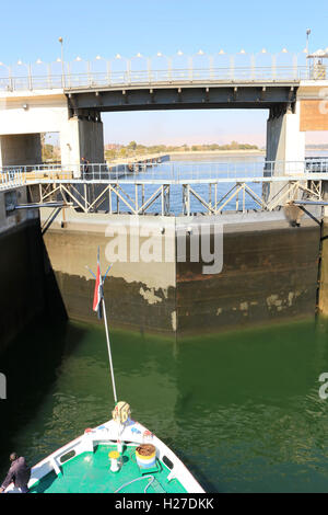 Nähert sich das Schiff in Esna und alten Staudamm am Nil Fluß, Ägypten sperrt Stockfoto