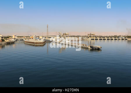 Nähert sich das Schiff in Esna und alten Staudamm am Nil Fluß, Ägypten sperrt Stockfoto