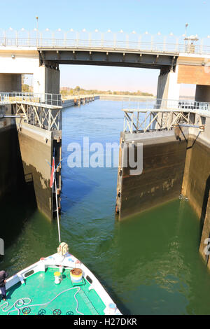 Nähert sich das Schiff in Esna und alten Staudamm am Nil Fluß, Ägypten sperrt Stockfoto