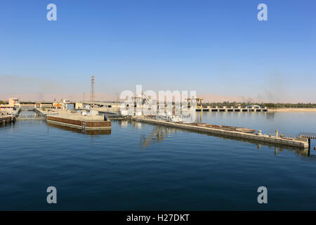 Nähert sich das Schiff in Esna und alten Staudamm am Nil Fluß, Ägypten sperrt Stockfoto