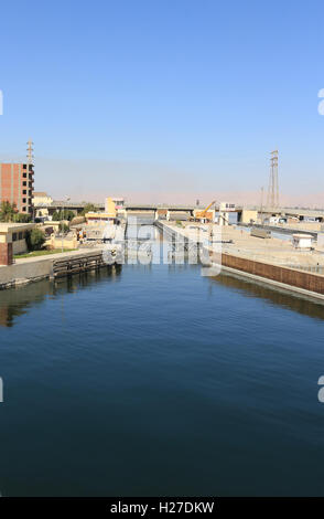 Nähert sich das Schiff in Esna und alten Staudamm am Nil Fluß, Ägypten sperrt Stockfoto