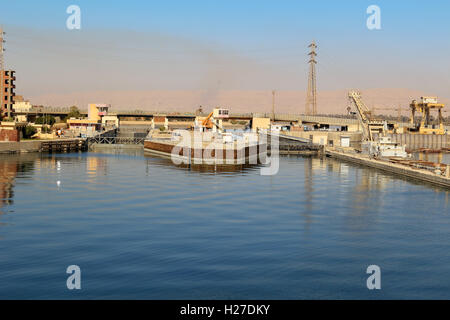 Nähert sich das Schiff in Esna und alten Staudamm am Nil Fluß, Ägypten sperrt Stockfoto