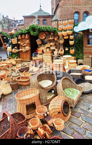 Strohkörbe und andere Produkte präsentiert an einem der Stände während des Weihnachtsmarktes in Riga, Lettland. Der Markt findet in der Mitte der Altstadt jedes Jahr im Dezember. Stockfoto