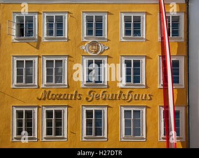 Gelbe Fassade von Mozarts Geburtshaus in der Getreidegasse Street in Salzburg, Österreich Stockfoto