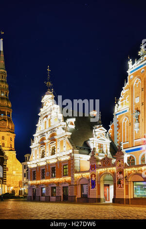 Am späten Abend Blick auf das Haus der Schwarzhäupter im Zentrum von Riga, Lettland. Das Gebäude wurde ursprünglich im 14. Jahrhundert für die Gilde namens Bruderschaft der Mitesser gebaut. Stockfoto