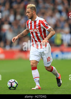 Stoke City Marko Arnautovic Stoke City Charlie Adam (rechts) sieht nach dem Schlusspfiff in der Premier League-Spiel bei Bet365 Stadion, Stoke-on-Trent niedergeschlagen. Stockfoto