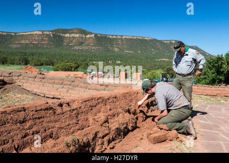 Pecos (New Mexico) National Park Service Mitarbeiter arbeiten an eine Wand am Pecos National Historical Park zu stabilisieren. Stockfoto