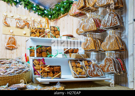 Verschiedene Lebkuchen waren die auf dem Weihnachtsmarkt in Vilnius, Litauen verkauft wurden. Süßigkeiten können unterschiedlich dekoriert und in der Regel ist es mit Zuckerguss. Es ist eines der wichtigsten Symbole des Weihnachtsfestes. Stockfoto