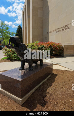 Washington DC, USA - 2. Mai 2015: Nilpferd-Statue befindet sich in der Nähe von Lisner Auditorium in der George Washington University. Es befindet sich in Washington D.C., USA. Stockfoto