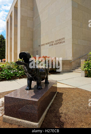 Washington DC, USA - 2. Mai 2015: Nilpferd-Statue befindet sich in der Nähe von Lisner Auditorium in The George Washington University, USA. Das Auditorium ist Abram Lisner, gewidmet, die Geld für den Bau gespendet. Stockfoto