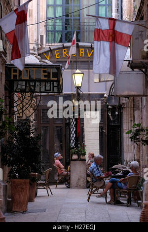 Touristen Standortwahl in Versavee Restaurant in einem kleinen Gasse Innenhof befindet sich neben dem Imperial Hotel in der Nähe von Jaffa Tor in der Altstadt Ost Jerusalem Israel Stockfoto