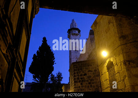 Das Minarett der Moschee von Omar ibn Khattab, das 1193 vom Ayyubiden Sultan Al-Afdal ibn Salah ad-DIN zum Gedenken an das Gebet des Kalifen Omar errichtet wurde, der sich neben der Grabeskirche im christlichen Viertel der Altstadt von Jerusalem Israel befindet Stockfoto