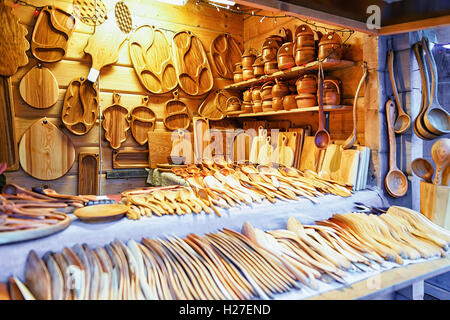 Riga, Lettland - 25. Dezember 2015: Verschiedene Küchenutensilien aus Holz zum Verkauf während der Weihnachtsmarkt in Riga, Lettland. Auf dem Markt können Menschen verschiedene festliche waren erwerben. Stockfoto