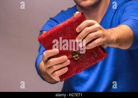 Moderne blaue Tasche aus männlichen Hände Stockfoto
