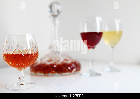 Brandy oder Cognac in geschliffenem Glas Becher mit Dekanter mit weiß- und Rotwein Stockfoto