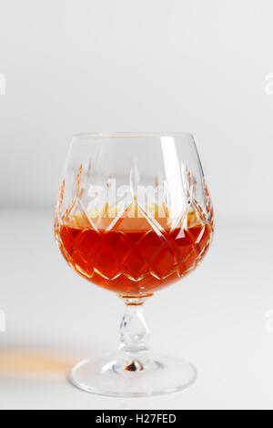 Brandy oder Cognac in geschliffenem Glas Becher Stockfoto