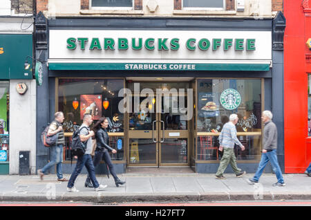 Starbucks auf der Earls Court Road in London. Stockfoto