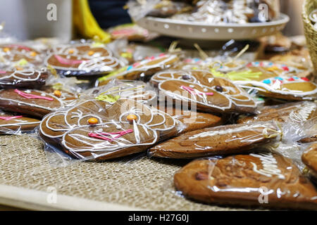 Lebkuchen unter anderen Cookies auf der Christmas Market Wilna. Es ist eines der wichtigsten Weihnachten-Symbole, die mit verschiedenen Süßigkeiten und Ornamenten verziert werden können. Stockfoto
