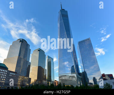 Blick auf die Skyline von New York City an einem Sommertag. Stockfoto