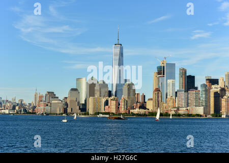Blick auf die Skyline von New York City an einem Sommertag.