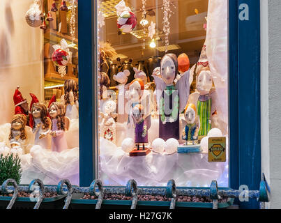 Riga, Lettland - 26. Dezember 2015: Engelsstatuen im Schaufenster von Riga, Lettland zu Weihnachten. Mit Licht beleuchtet in der Nacht. Stockfoto