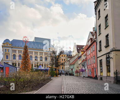 Menschen auf dem Weihnachtsmarkt befindet sich auf dem Livu-Platz im Zentrum der Altstadt von Riga, Lettland. Stockfoto