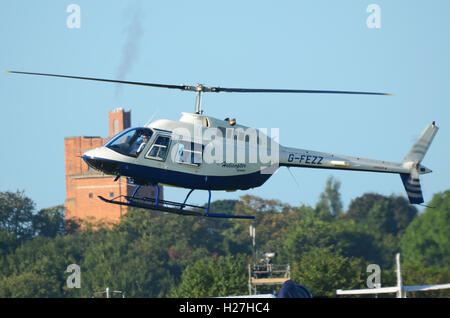 AGUSTA AB206B Jet Ranger II G-FEZZ, betrieben von Helicopter Services im Auftrag seines Eigentümers Richard Myram und landete bei Goodwood Stockfoto