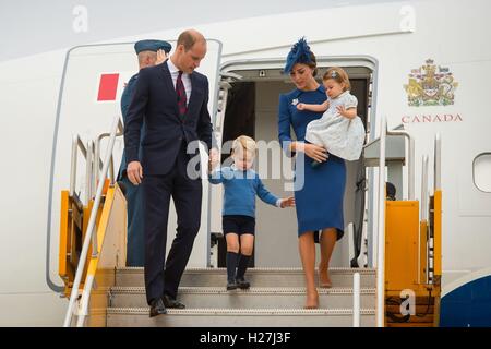 Der Herzog und die Herzogin von Cambridge mit ihren Kindern Prinz Georg und Prinzessin Charlotte schreiten die Flugzeugtreppe eintreffen am Victoria International Airport, in Victoria, Kanada, am ersten Tag ihrer offiziellen Tour von Kanada. Stockfoto