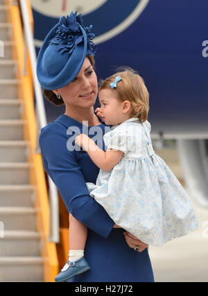 Die Herzogin von Cambridge, Reisen mit dem Duke of Cambridge und deren Sohn Prinz Georg trägt Prinzessin Charlotte eintreffen am Victoria International Airport, in Victoria, Kanada, am ersten Tag ihrer offiziellen Tour von Kanada. Stockfoto