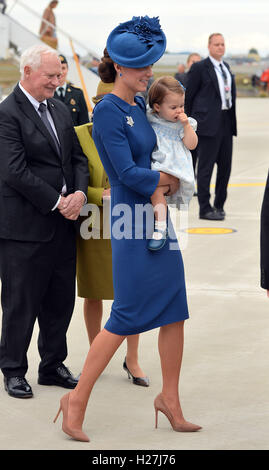 Die Herzogin von Cambridge, Reisen mit dem Duke of Cambridge und deren Sohn Prinz Georg trägt Prinzessin Charlotte eintreffen am Victoria International Airport, in Victoria, Kanada, am ersten Tag ihrer offiziellen Tour von Kanada. Stockfoto