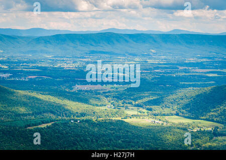 Blick auf den Shenandoah-Tal und der Appalachen von der Mühle Mountain Trail in der Nähe von großen Schloss in George Washington Natio Stockfoto