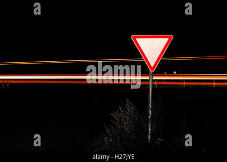 Straßenschild nachgeben Stockfoto