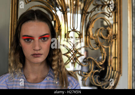 Mailand, Italien. 24. Sep, 2016. Ein Modell wird hinter den Kulissen vor Cividini Show Mailand Fashion Woche Frühling/Sommer 2017 gesehen. © Gaetano Piazzolla/Pacific Press/Alamy Live-Nachrichten Stockfoto