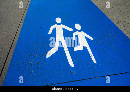 Fußgänger melden Sie auf der Seite gehen Stockfoto