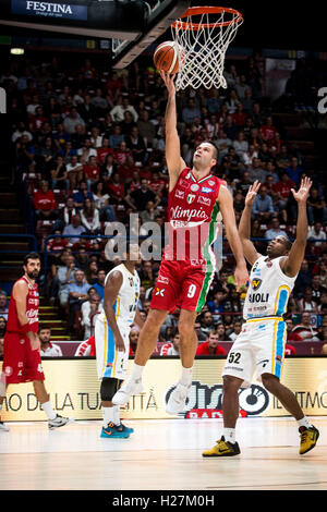 Mailand, Italien. 24. Sep, 2016. Während das Halbfinale von Macron Supercoppa 2016 Basketball-Match zwischen EA7 Emporio Armani Milano Vs Vanoli Cremona im Mediolanum Forum in Mailand Assago schießt Mantas Kalnietis (EA7 Emporio Armani Milano) einen Lay. © Roberto Finizio/Pacific Press/Alamy Live-Nachrichten Stockfoto