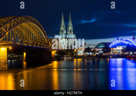 Die Hohenzollernbrücke und Kölner Dom im Industrie- und Universitätsstadt Köln - Deutschland Stockfoto
