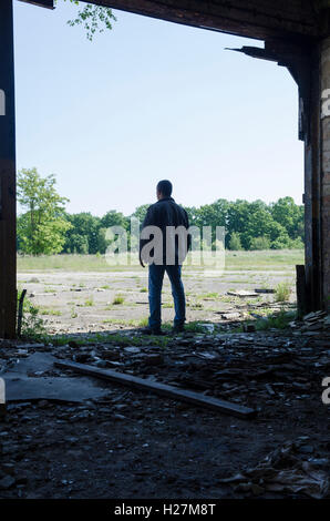 Voller Länge Rückansicht eines Mannes stehend in einer Brachfläche Stockfoto