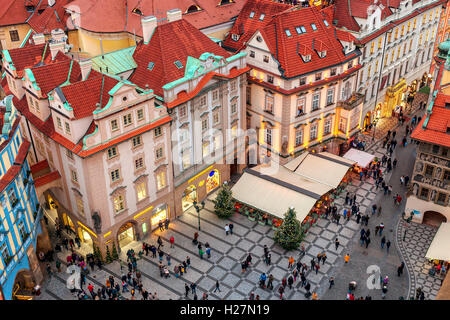 Blick von oben auf die Menschen zu Fuß zu Geschäften, Restaurants und Häuser während der Weihnachtszeit in Prag. Stockfoto